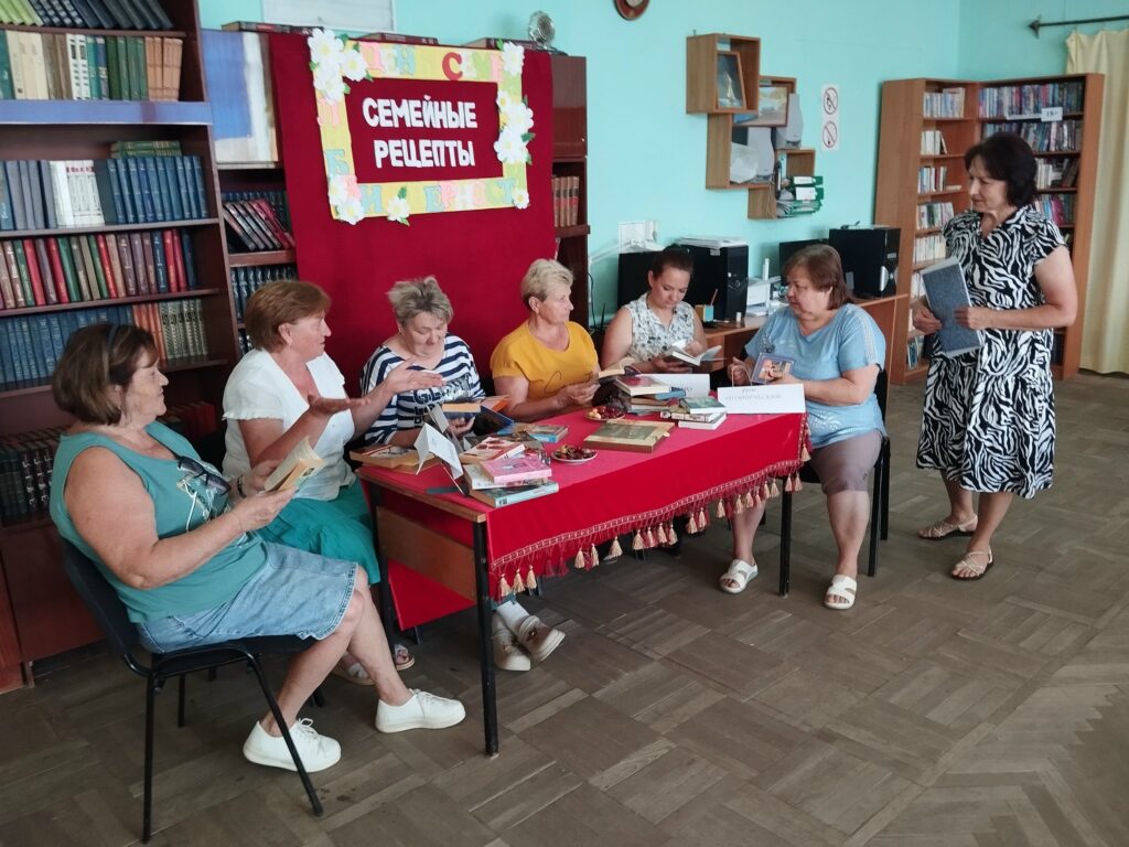 В День семьи, любви и верности в ФБ № 1 с. Преградного было «открыто» библиокафе «Семейные рецепты на каждый день». Все «блюда», предложенные читателям, имели разный вкус, а ассортимент был очень разн
