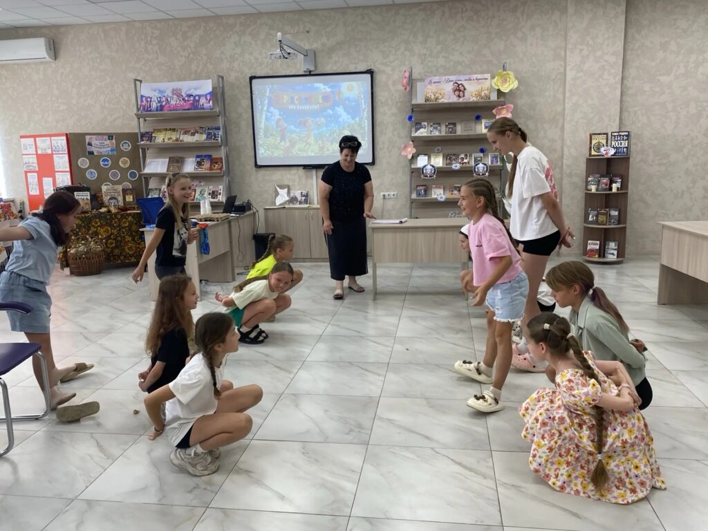 15 июля в читальном зале Центральной библиотеки МКУК «ЦБС КМО СК» прошла игровая программа «Вместе весело играть» с учащимися пришкольного лагеря «Солнышко». Ребята с удовольствием участвовали в играх