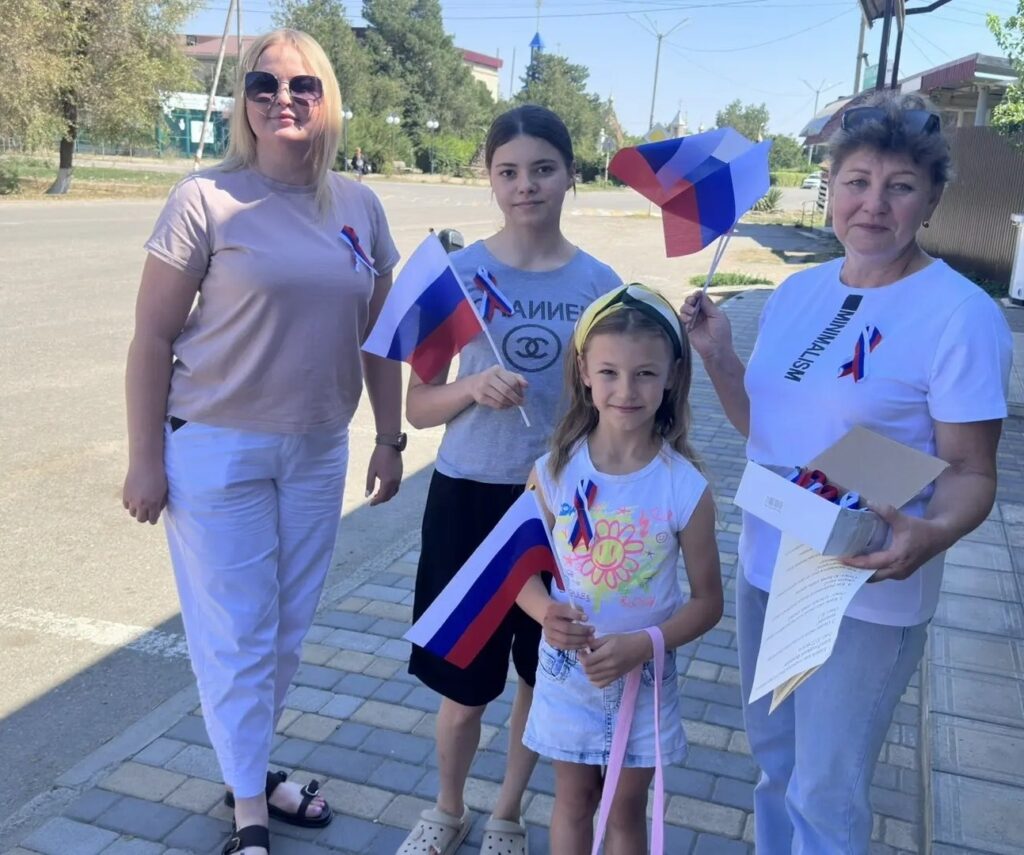 Государственный флаг — это не просто полотно из трех цветов. В его складках зашифрована вся наша история, стойкость предков и вера в будущее. Это символ, который заставляет сердце биться чаще, напомин