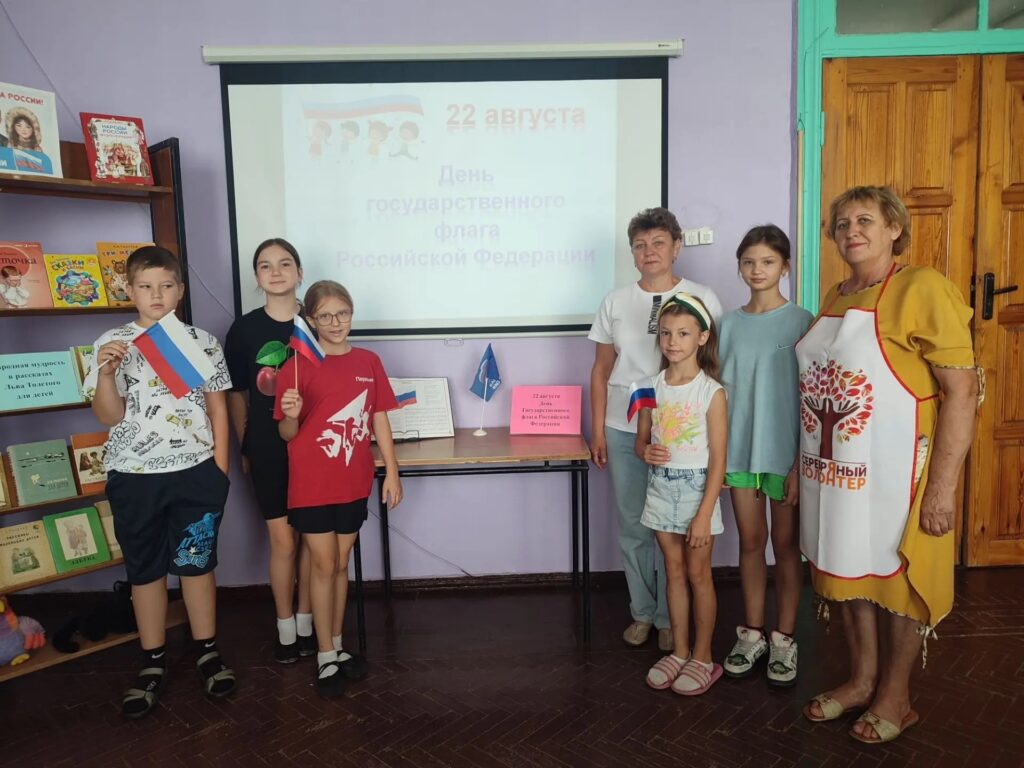 В преддверии Дня Государственного флага России, в честь этого важного праздника в библиотеке филиал № 5 с. Привольного прошел исторический экскурс «Три цвета российской славы». Библиотекарь рассказала