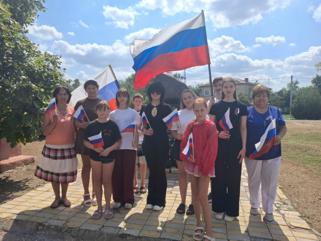 В честь празднования Дня Государственного флага Российской Федерации в ФБ № 1 с. Преградного была организована тематическая программа «Мы с гордостью несём Отчизны флаг». В начале мероприятия была про