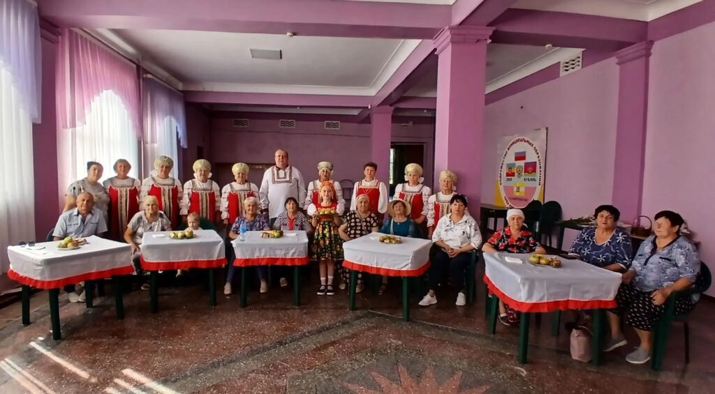 19 августа сотрудники библиотеки и Дома культуры организовали для клуба «Золотой возраст» фольклорные посиделки «Яблочный спас – веселью час!». Наши посиделки получились по-настоящему душевными. Мы по