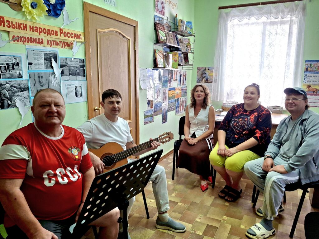 В рамках Года единства народов России и празднования Дня языков народов Российской Федерации в библиотеке села Новомихайловского прошёл тематический час 