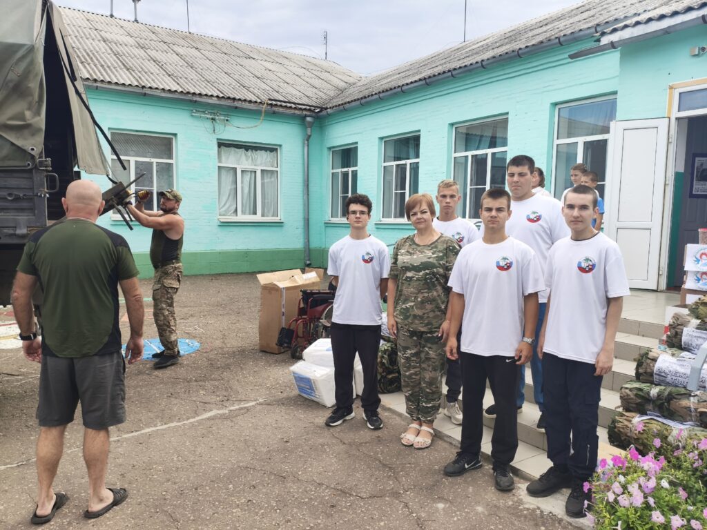 Быть вместе со своей страной и народом в трудный момент, помогать общему делу, поддерживать добрыми словами – вот настоящий пример патриотизма, которые проявляют россияне. Свою лепту в дело поддержки