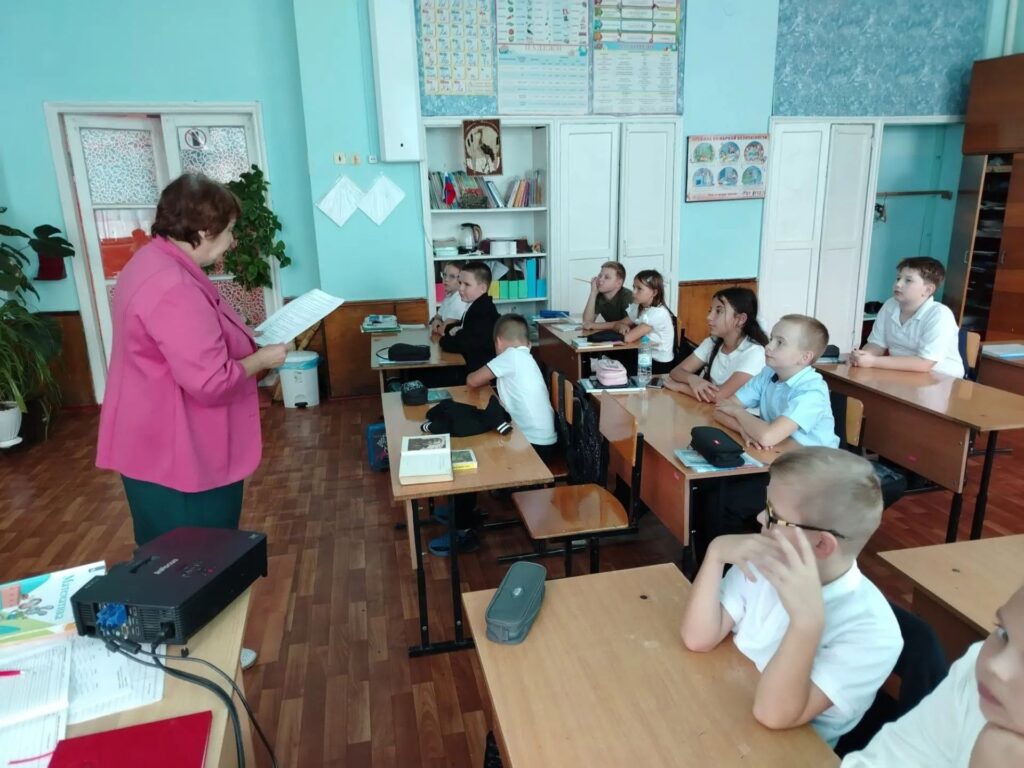В день языков народов России библиотека с. Родыки филиал №14 для пользователей - учащихся 4 класса( кл. Рук. Колесникова С. Н.) провела познавательный час 