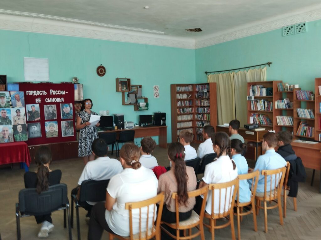 Героико - патриотический час «Гордость России - её сыновья», который прошёл в ФБ № 1 с. Преградного, был посвящен серьёзной теме о воинском долге, о военной присяге, о любви к Родине, о подвигах и рат