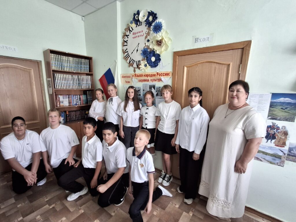 В рамках празднования Дня языков народов Российской Федерации в библиотеке села Новомихайловского в продолжение тематического часа среди юных посетителей была проведена викторина 