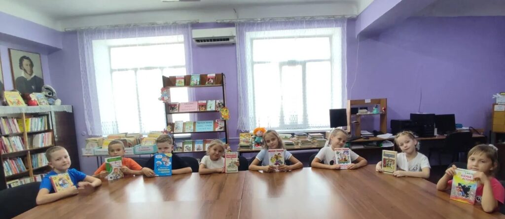 Смех, обсуждения и море хорошего настроения — так прошли громкие чтения «Веселые книги веселых писателей» в филиале № 5 с. Привольного. Мы решили посвятить встречу творчеству писателей, которые умеют