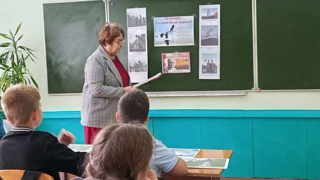 22 октября - день белых журавлей, эта памятная дата отмечается ежегодно с 1986года. Она посвящена светлой памяти воинов, погибших на полях сражений во всех войнах. Этот день объединяет людей разных на