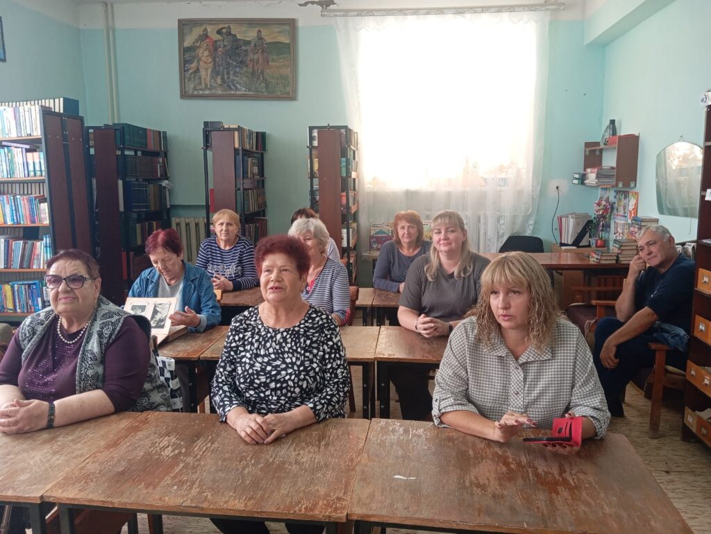 В библиотеке ф-11 прошли тематические посиделки «В гармонии с возрастом». Библиотекарь рассказала присутствующим, что этот день отмечается с 1991 года, это напоминание молодому поколению, что старость