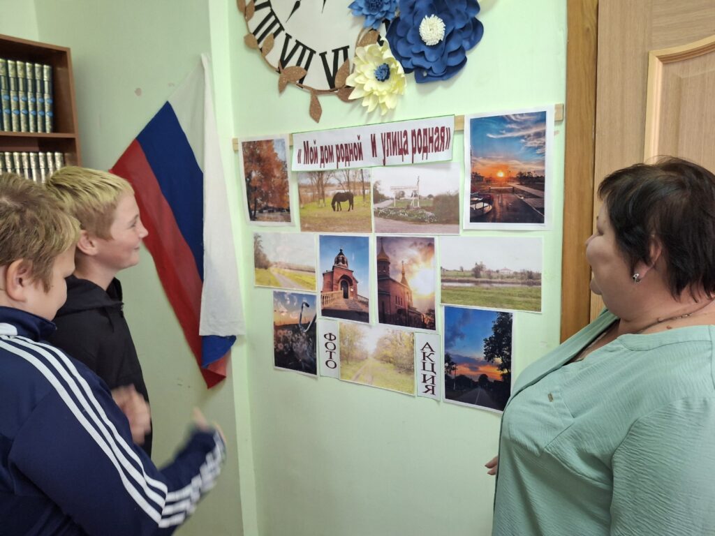 В библиотеке-филиале № 3 села Новомихайловского была оформлена фотовыставка «Мой дом родной и улица родная». У каждого человека есть самое дорогое для него место — это место, где он родился и вырос. В
