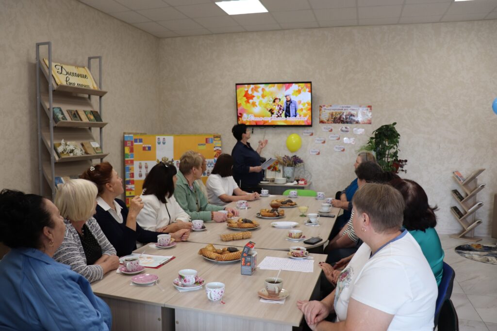 В Центральной библиотеке МКУК «ЦБС КМО СК» для участников клуба «Золотой возраст» прошел библиотечный огонёк «Золотая осень жизни». В начале встречи библиотекарь поздравила присутствующих с праздником