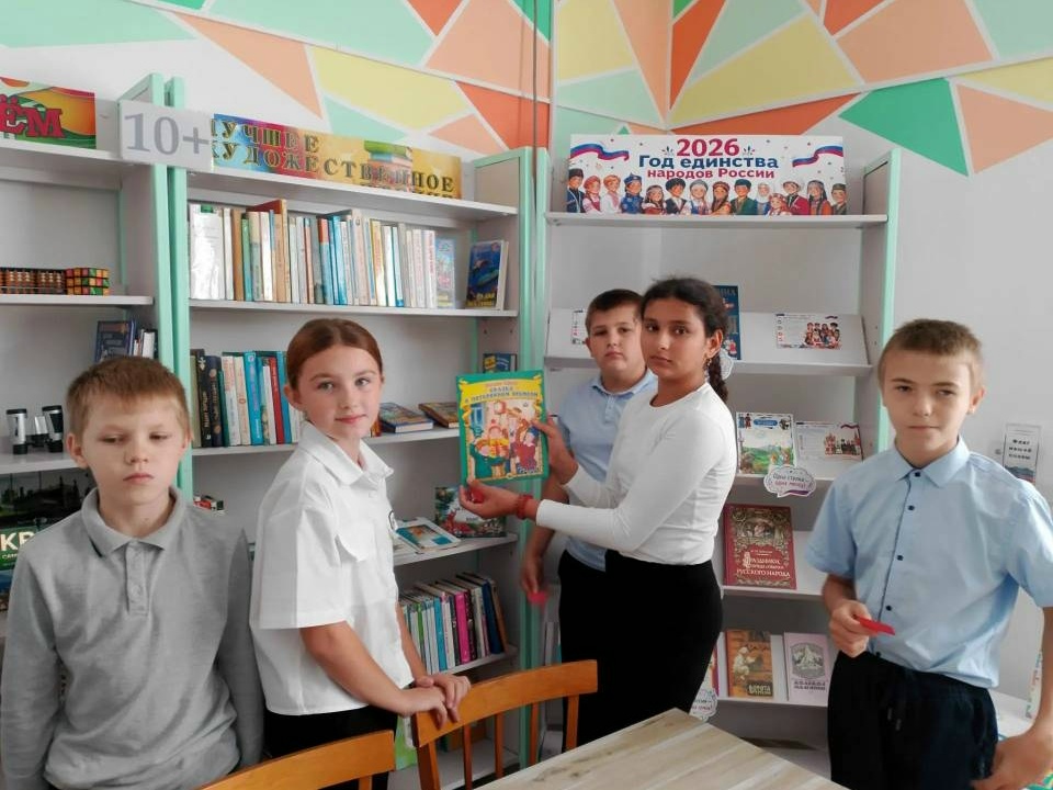 В Детской библиотеке МКУК «ЦБС КМО СК» участники клуба «Кругозор» отправились в библиоквест по мотивам «Сказки о потерянном времени» Евгения Шварца. Мероприятие, приуроченное к 130-летию писателя, про