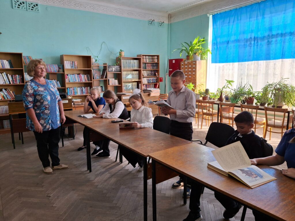Во время проведения громких чтений «Это все о нем, о папе моем» ведущие - библиотекарь ФБ № 1 с. Преградного и работник МКУК «КДЦ с. Преградного » - рассказали ребятам об истории возникновения праздни