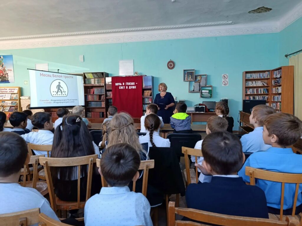 В ходе урока добра «Ночь в глазах - свет в душе», который прошел в читальном зале ФБ № 1 с. Преградного, ребята услышали историю белой трости, которая стала не только вспомогательным приспособлением н